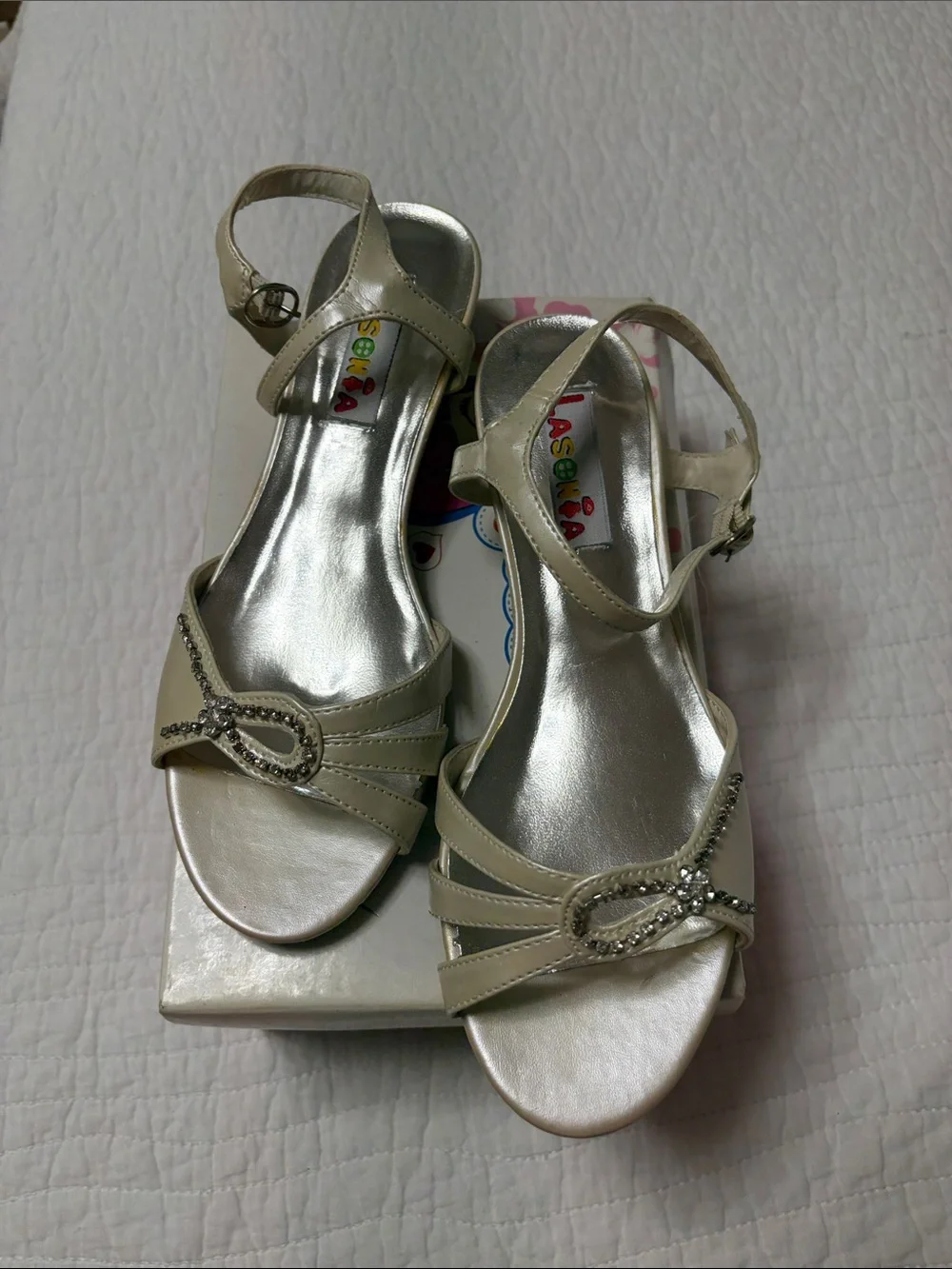 Lasonia Girls Beige Patent Low Heel Strappy Sandals Sz 4 Dress Shoes with‎ Box